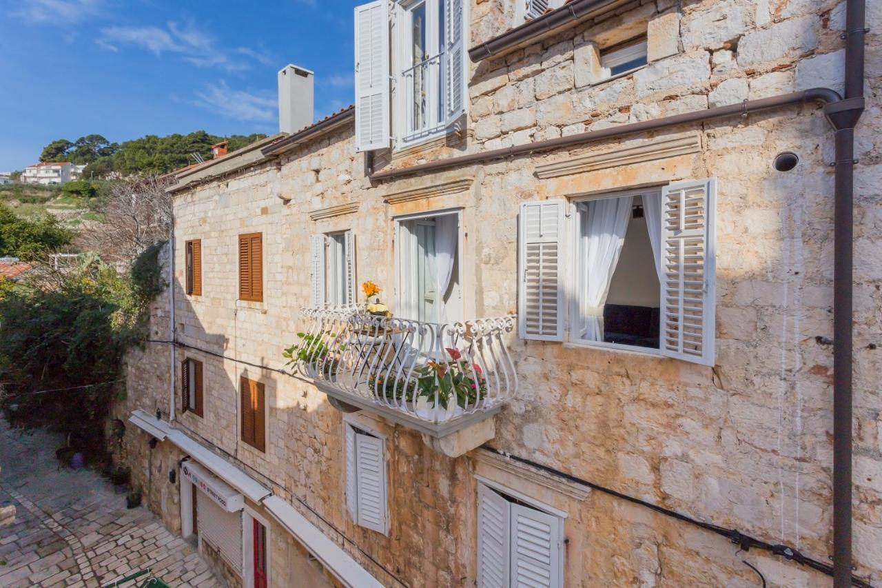 Lola - Zf Hvar *