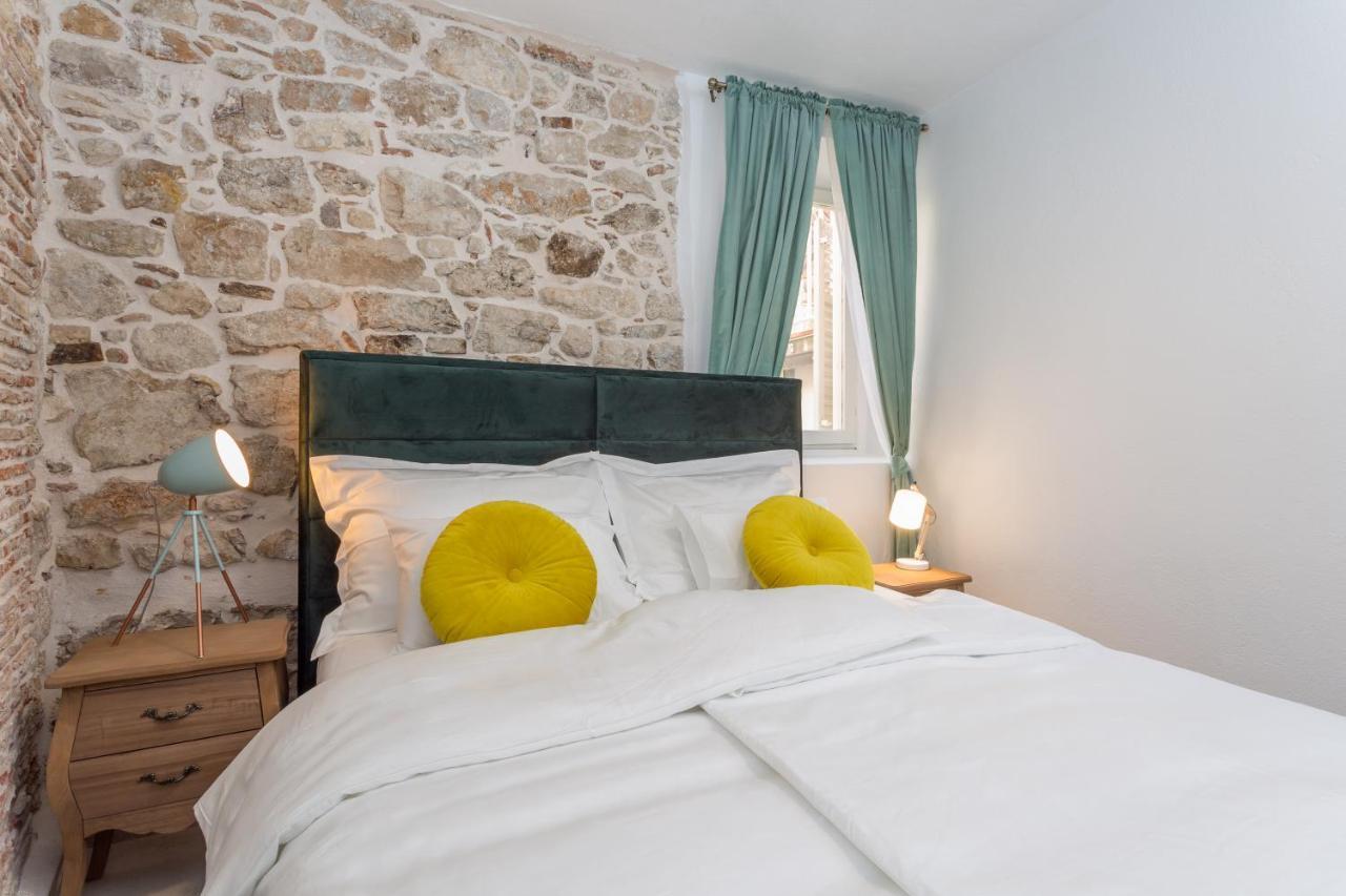 Lola - Zf Hvar Hvar Town